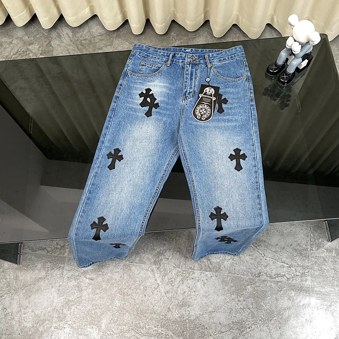 🅿️240 Chroe Hets CH classic blue and black leather jeans, priced at 4W level, patchwork cross pattern embellishment, women's high-waisted washed jeans! ! Absolutely high-end luxury products, 1.9W level god-level single products, super popular products, built with top heavy industry, a magic weapon that cannot be missed [About Zangyin] This is an extremely luxurious fashion brand that can also be called the aristocrats of the high street. It has always been an exclusive brand for some hipsters or rich second generations. Compared with ordinary high streets, it is more luxurious and noble. Compared with luxury brands, it has a more fashionable personality and has always been a brand that I have a special liking for. A6632 [Top heavy industry fashionable design] Consistently high-street luxury style creation. Speaking of this style, the Zangyin family and GU family are definitely the leading representative brands. Especially the Zangyin family has really achieved a state-of-the-art effect in creating high-street style. The color system of this model is made of unique washed materials. It is already quite eye-catching. It is decorated with pink patchwork cross flowers, which cleverly highlights the charm of the brand. Secondly, this model uses classic The classic high-waist cutting design highlights the long legs and the fashionable temperament of the upper body. The brand is highly recognizable and the slim fit configuration is more suitable for daily wear. This product is a product that interprets personality, fashion, and specifications at a glance. This single product is enough to make any fan excited. It can be a white T-shirt for youthful preppy style, or a tight sling for royal lady style. It has strong matching ability and can be easily controlled by men.  [Material and craftsmanship] Needless to say, this point goes without saying. As an excellent craftsman brand, Zangyin has really perfect requirements for details and craftsmanship. The washed color of this model has gone through so many processes, not to mention the embellishment of the denim appliqués. It is also purely handmade and sewn. Just like what they believe in, only handmade things have soul and have the meaning of wear. A top-notch heavy-duty fashionable denim item, I look forward to your perfect interpretation! ! 28-34 corresponds to S-XL